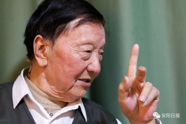 打开腾讯新闻,查看更多图片 >石英先生近照 (记者 麻翛然 摄)行走在