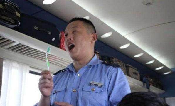 列车上叫卖商品的并非列车员，而是与铁路公司签订了协议的推销员