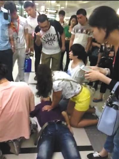 2016年6月29日，天涯社区副主编金波在下班回家途中的地铁站猝死，当时的急救被指不专业，该地铁站也未配备AED