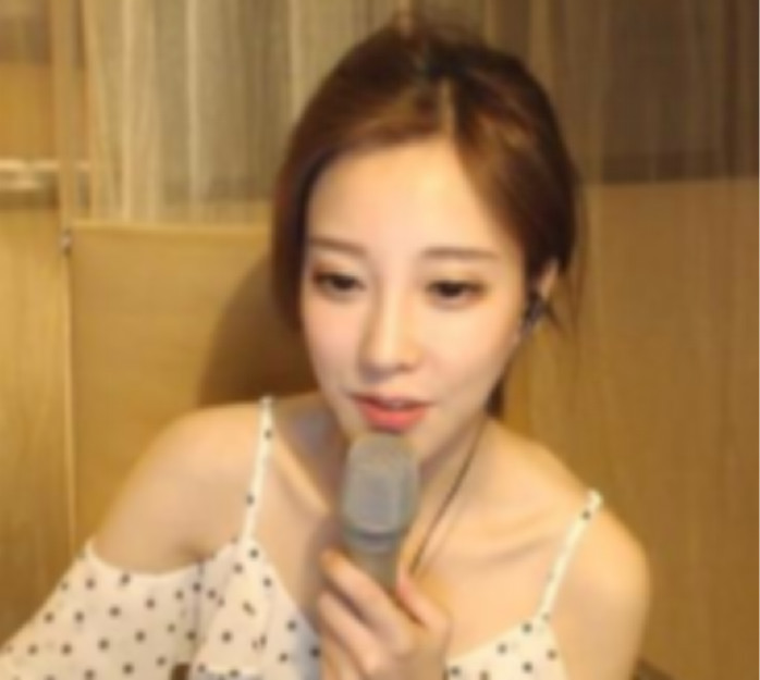 冯提莫直播劈叉不料关了美颜,当她抬起头的瞬间,网友:从此路人