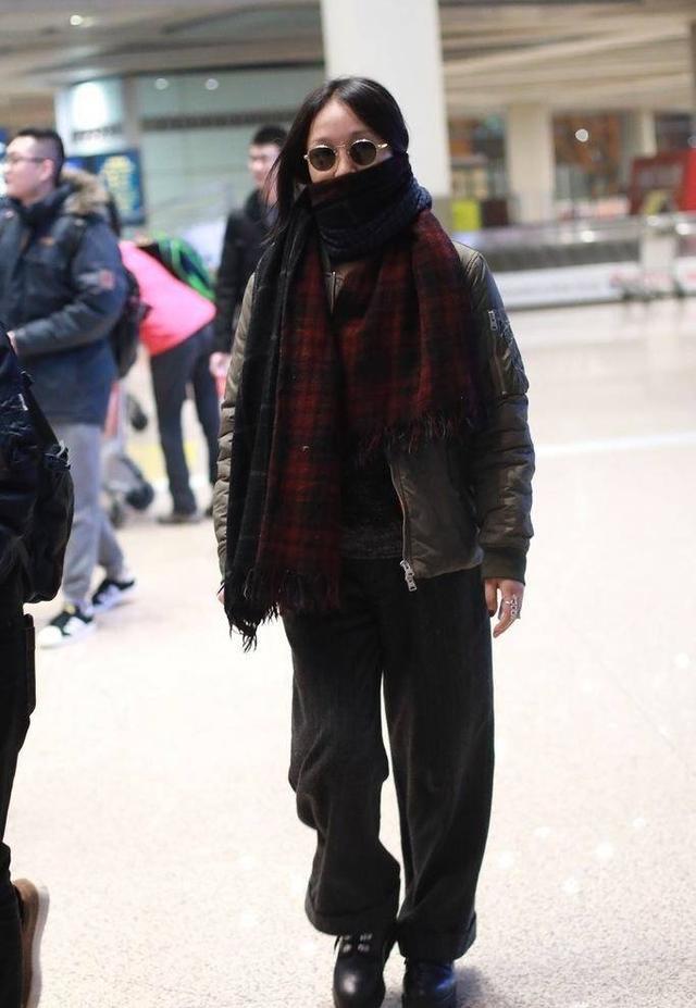 周迅机场打扮很土气,都是踩一双平底鞋,从来也不管好不好看!