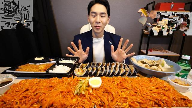 韩国人气吃播瘦到脱相,他每天至少吃20斤食物