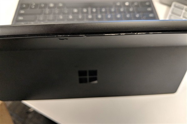 微软Surface被吐槽:黑色Pro6掉漆、Go键盘没