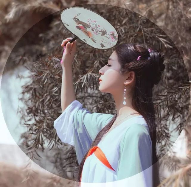 正月里来正月正,母亲怀儿初上身,3十月怀胎娘辛苦,不忘父母恩和情.