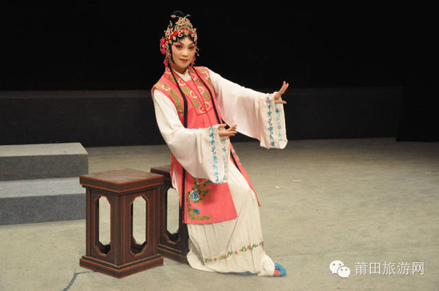 凭借莆仙戏《踏伞行》福建省莆仙戏剧院副院长黄艳艳国家一级演员,在