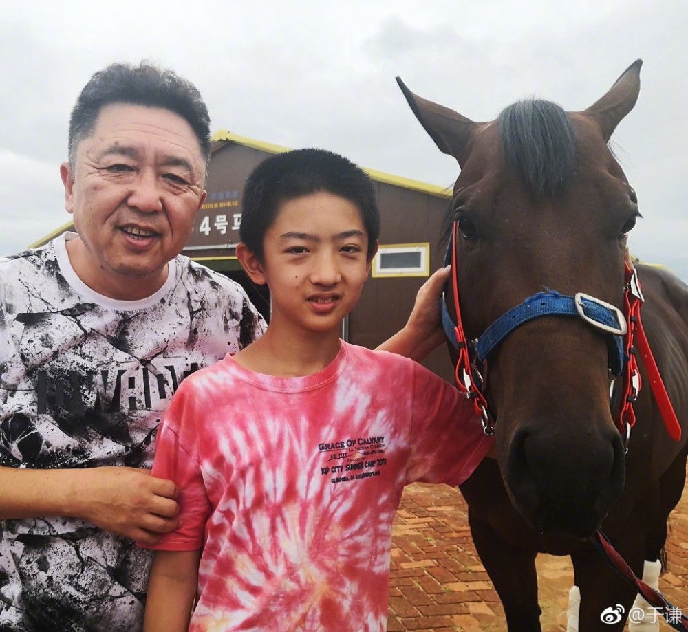 于谦儿子近照曝光，12岁已经长成小小男子汉，陪爸爸一起玩马