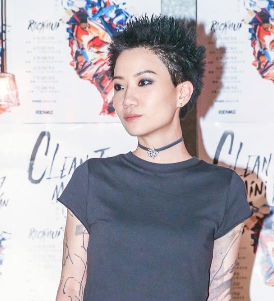 香港32岁女歌手卢凯彤坠楼身亡,警察封锁现场,亲友泣不成声