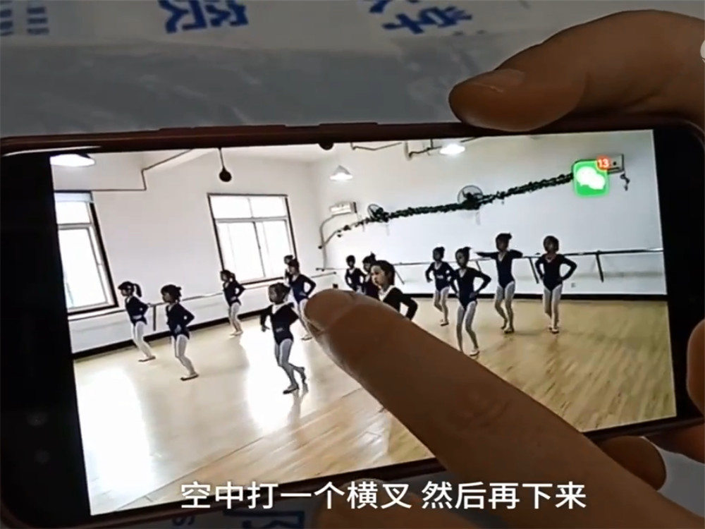 8岁女孩练舞蹈受重伤,医生建议:小孩学跳舞,应