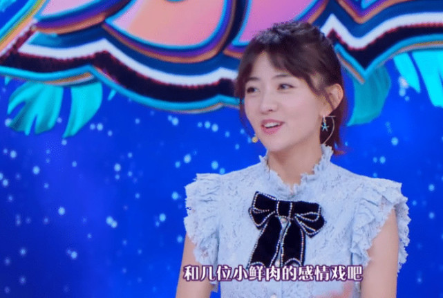 在一次综艺节目中,小s就直接逼问梁洁:"你知道这部戏就是让我恨的牙