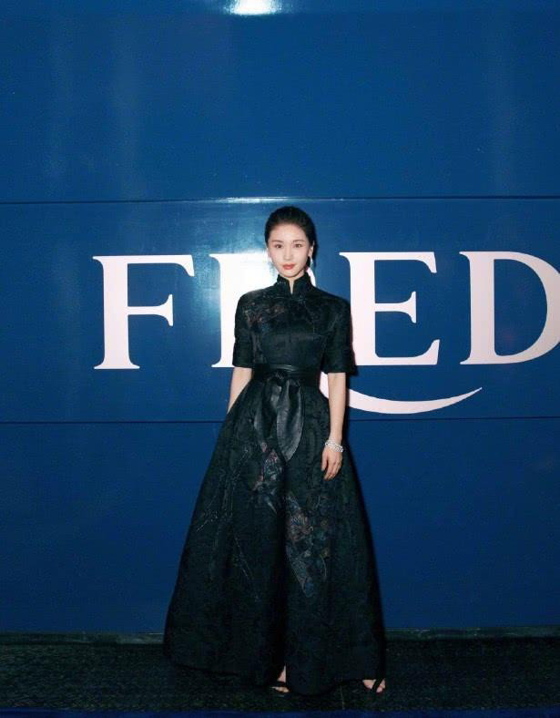 王子文身穿一条黑色连衣裙,黑色的裙子衬得她皮肤更加白皙,采用旗袍的