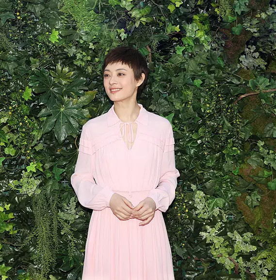 孙俪太适合短发了,超短发搭配针织衫尽显高级