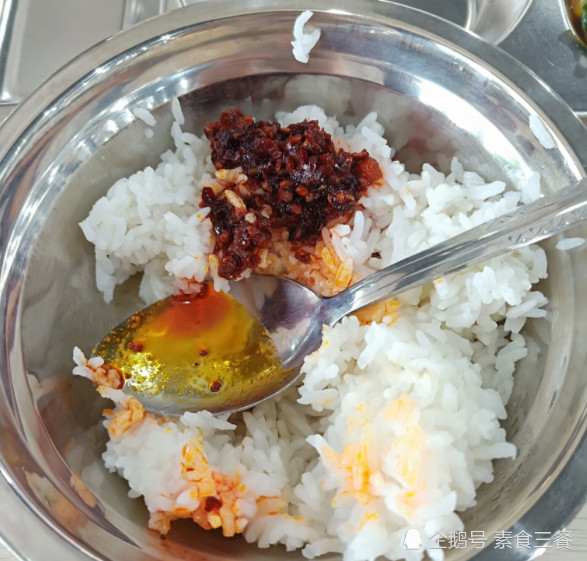 外国人不用老干妈拌饭,那买它干啥?老外的吃法