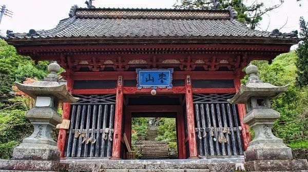 弱渣代表小兔兔也能开庙做保护神 一到晚上红眼死光十分魔性 腾讯网