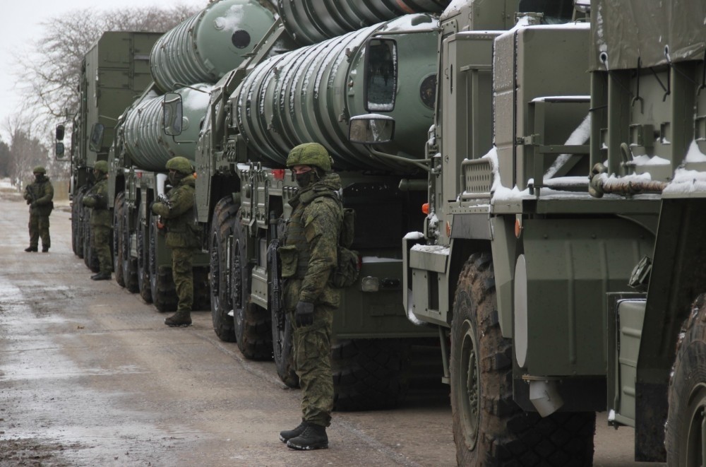 大家熟悉的"小绿人"护送s-400抵达克里米亚丹考伊