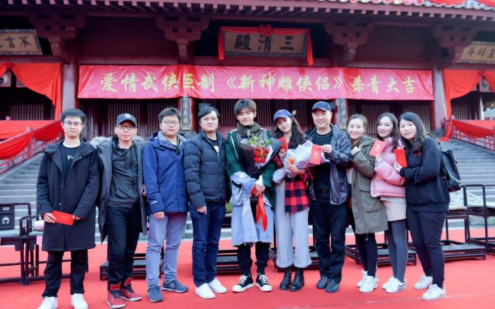 新一代小龙女太丑?穿格纹衬衣配运动裤,私服