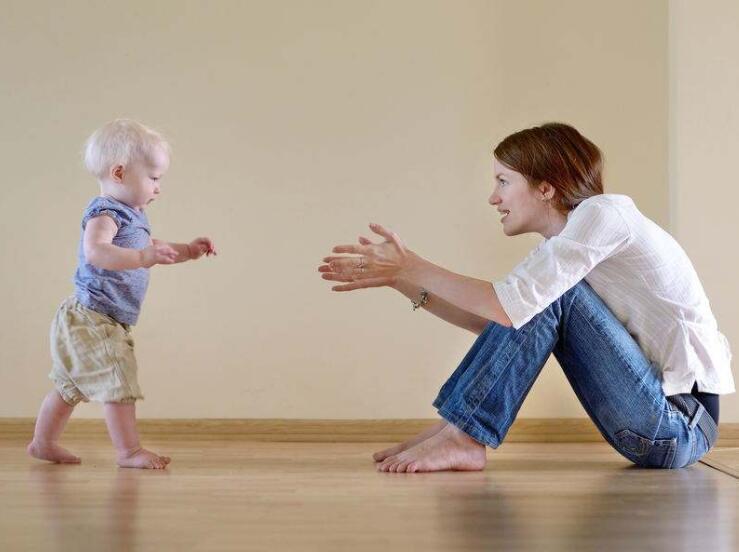 宝宝学会走路的时间是早还是晚,和这3个原因有