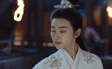 第一次是仲天捡到雷神昊玥,那个bgm那个深情对视,让人忍不住怀疑昊h