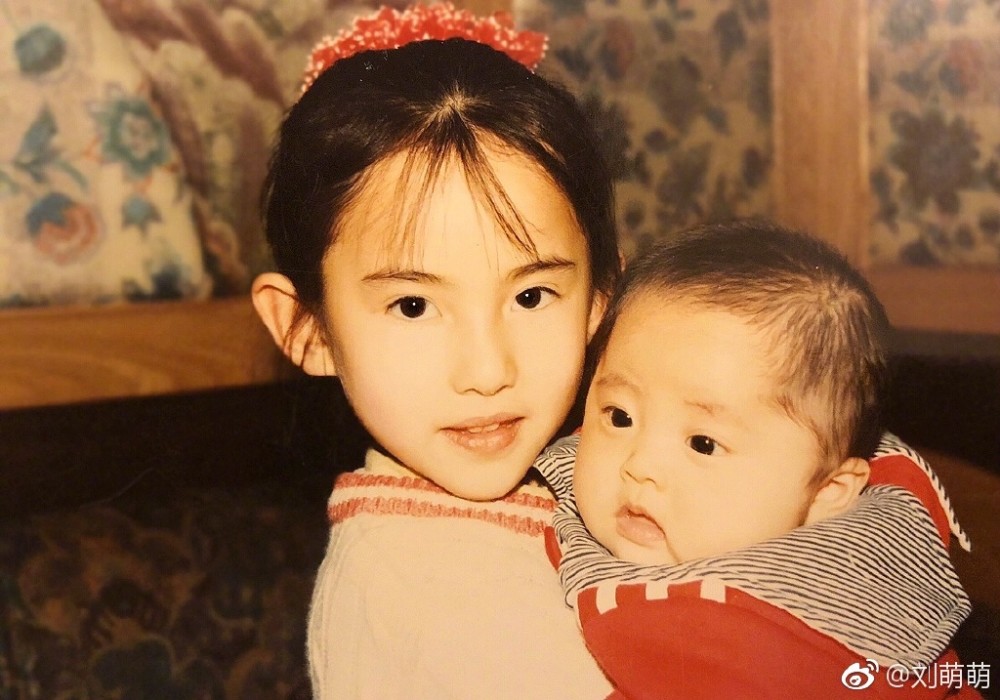 白宇女友刘萌萌自晒童年照，从小就是标准瓜子脸，颜值太高了