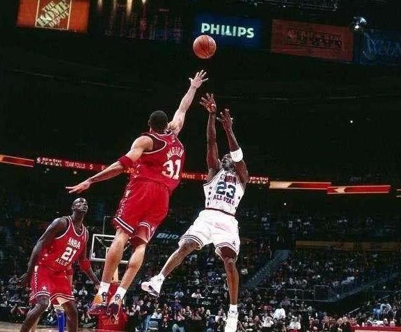 nba的砸场瞬间:詹姆斯毁皮尔斯退役仪式,乔丹全明星赛被毁