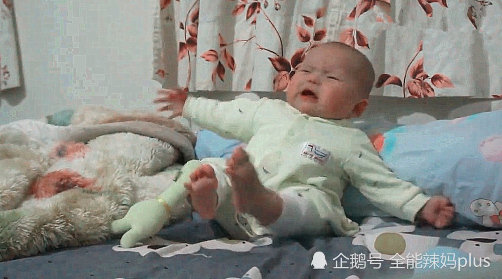 宝宝看动画片竟然睡着了,宁愿坐着也绝不躺下