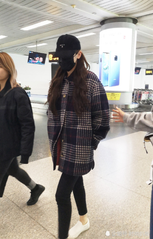 迪丽热巴撞衫蔡徐坤,同穿八千块格纹外套,谁更