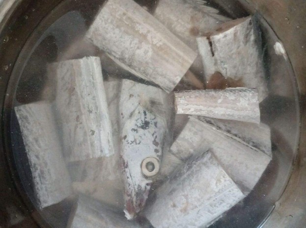 为何见到的带鱼都是冰冻的,渔民:活的只怕你吃