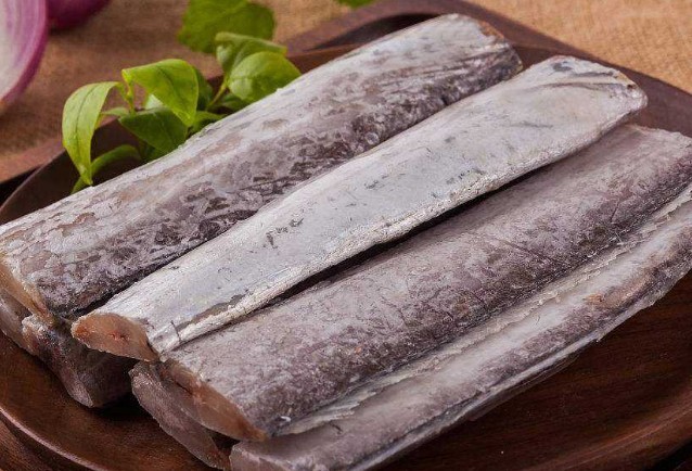 为何见到的带鱼都是冰冻的,渔民:活的只怕你吃