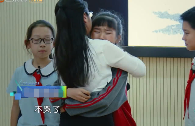 《变形记》乡村女孩获友谊,同学送生日礼物,她