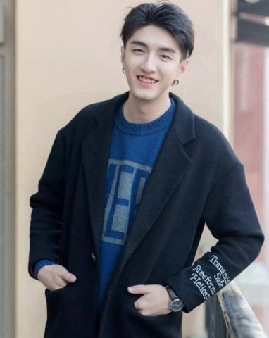 金瀚晒儿时照片,当看到这个"小动作"后,网友们不淡定了!