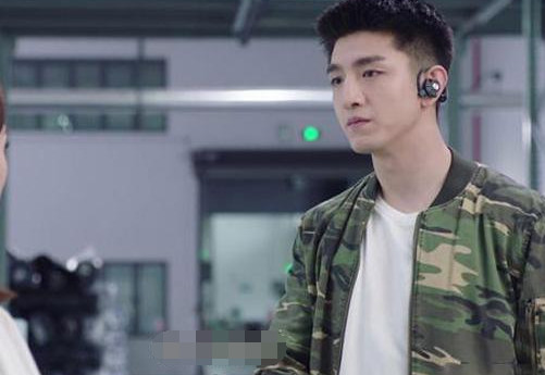 金瀚晒儿时照片,当看到这个"小动作"后,网友们不淡定了!