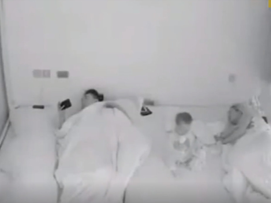 监控拍下11个月的宝宝,半夜醒来喝完奶自己睡