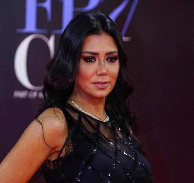 埃及女明星穿黑色镂空裙被指尺度大,可能面临