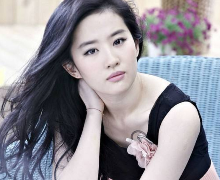 刘亦菲跟成龙出席活动真敢穿,画面太美,但一个