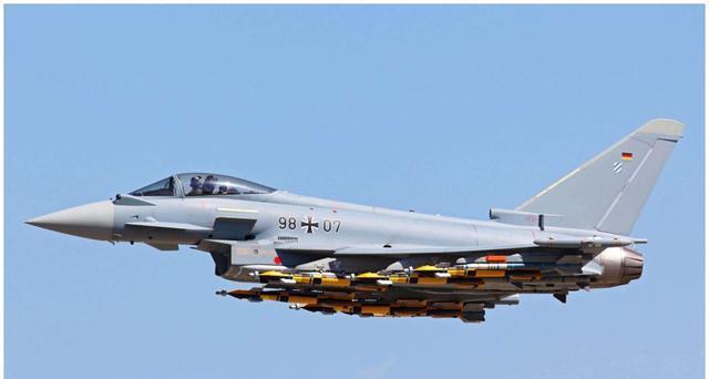 携带核弹进行攻击对战机有何要求?只要挂架和机体够强,就能携带