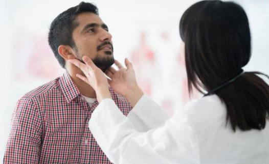 艾滋病1天夺命8000,身体3个预兆,别再心存