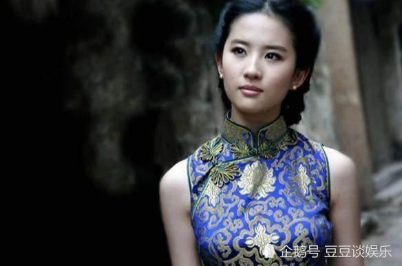 都觉得刘亦菲穿旗袍很美,可看到贾静雯她却输