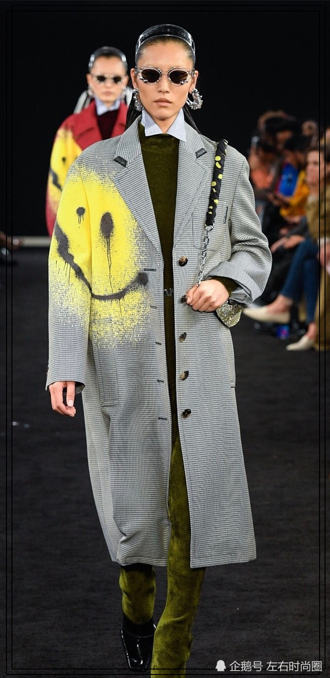 刘雯化身"无眉侠",t台秀酷到没朋友,头发是被"油炸"了吗?