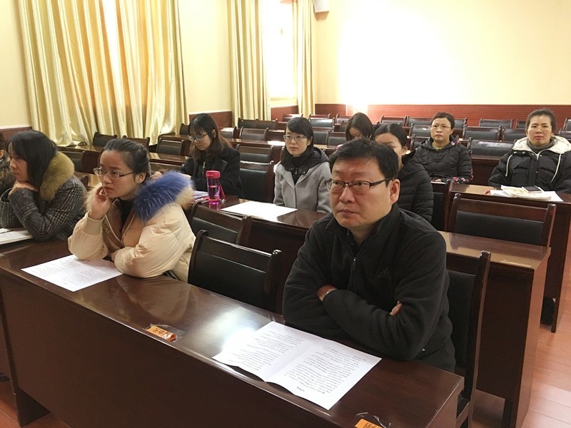 郑州三中副校长王磊带领部分教师代表观看直播