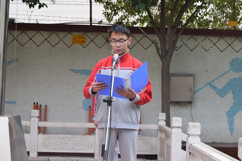 郑州三中举办了以“常思报国之志，常怀爱国之心”为主题的国旗下的演讲