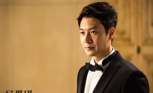 剧中有出彩表现的还有饰演韩道俊的赵显宰,他首次挑战了反派角色却