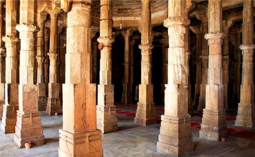 印度有一根悬空柱,声称摆脱地心引力,网友:又开挂了?