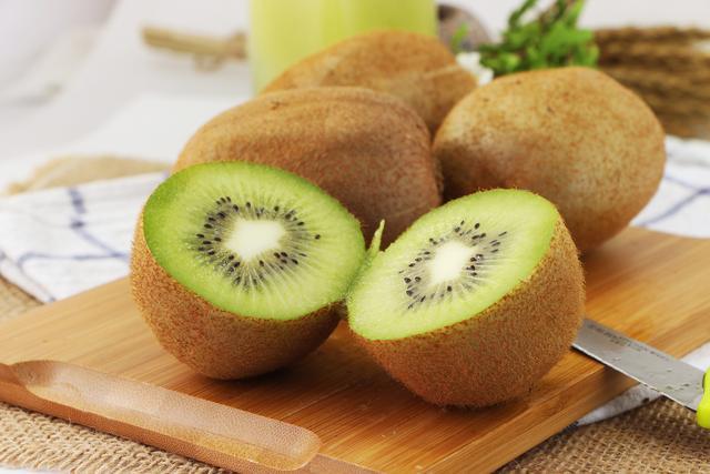 经常吃猕猴桃好处爆棚,医生告诉你:这2类人一
