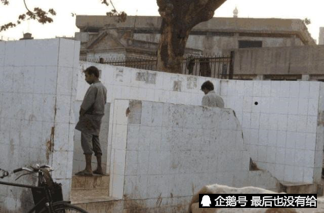印度厕所不分男女,大部分都是露天的,那印度女性怎么解决需求?