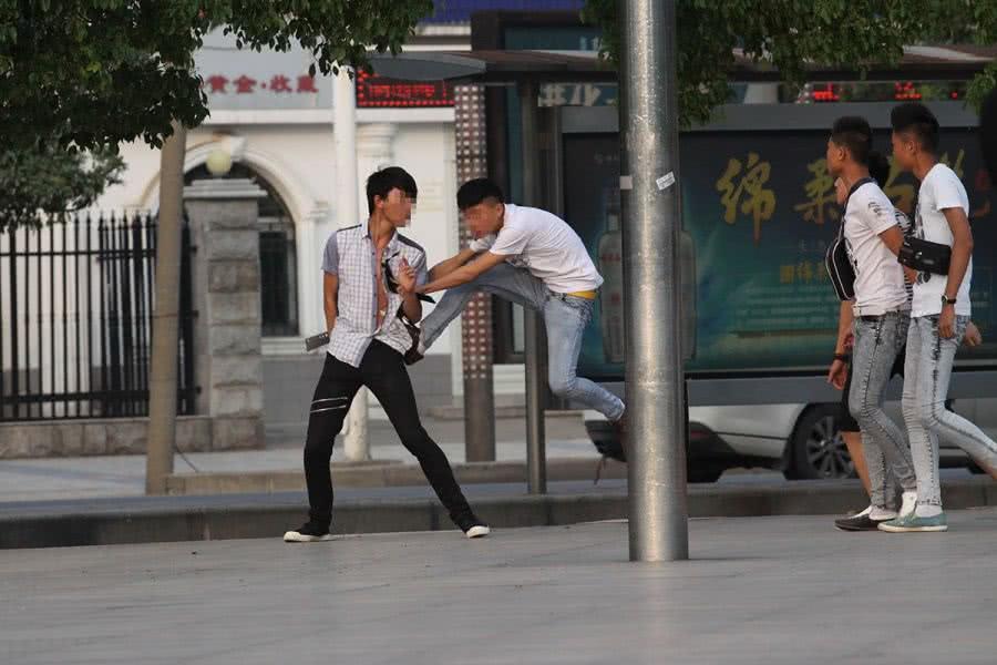 中学生的"叛逆"行为有哪3种?打架避免不了,早恋也正常,就怕最后一种!