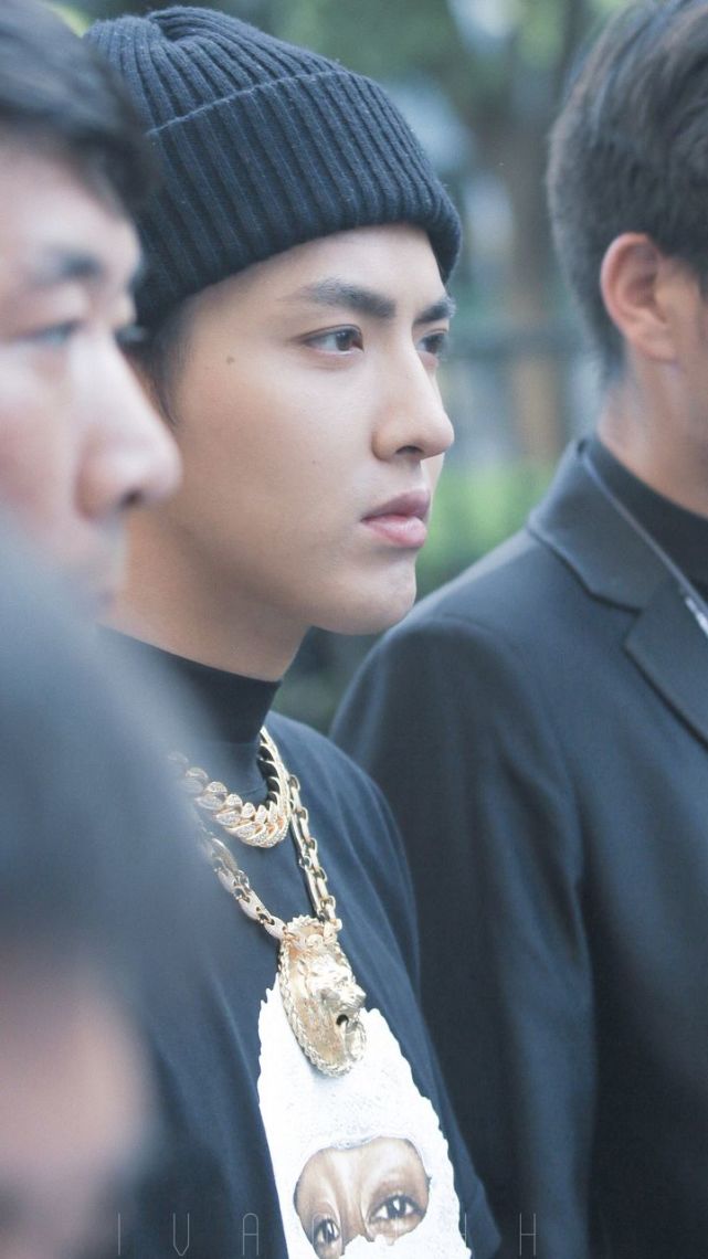 吴亦凡素颜被抓拍,颜值狂跌差点认不出!还好做了个标志动作