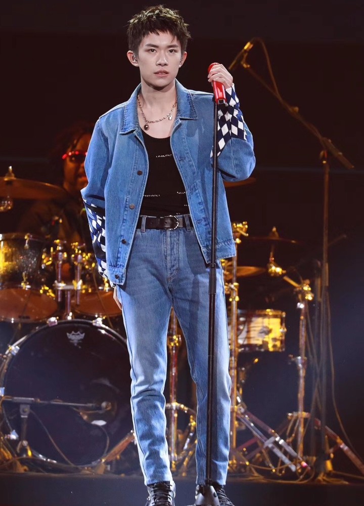 差点没认出来,易烊千玺剪狗啃刘海帅出新高度