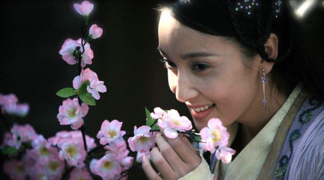 罗美卿作为京城的第一美女,就连龙族的公主艳彩公主,论美貌都无法与她