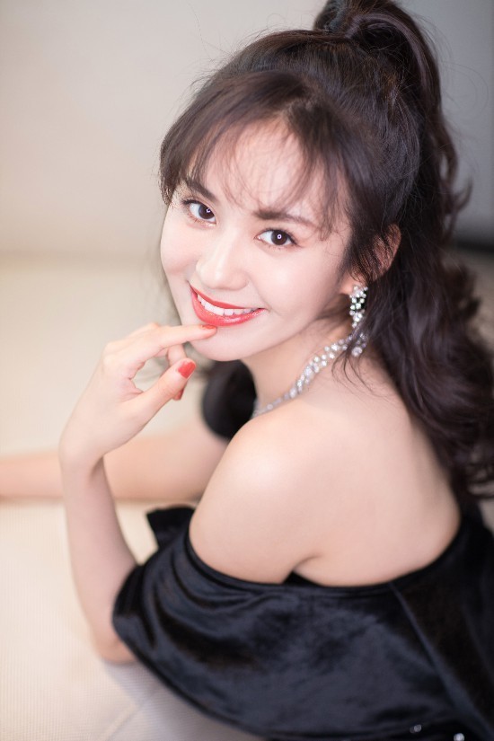 郑合惠子2018时尚先生盛典复古造型诠释灵动俏皮