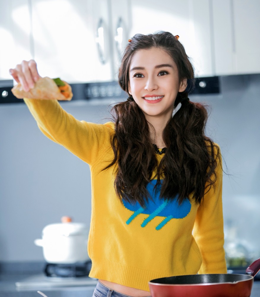 杨颖新发型太美了,扎双马尾辫俏皮甜美似少女