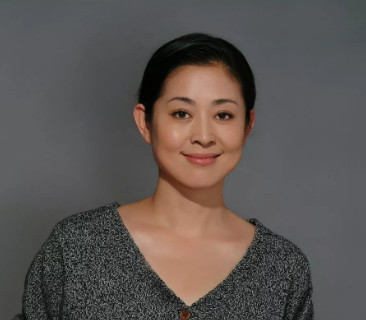 她是央视主持人,多次获得影后殊荣,减肥成功后